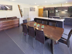 Kickenback Chalet - 2BR Chalet l Gym l Indoor Pool l Tennis Court l WiFi l Air-Con